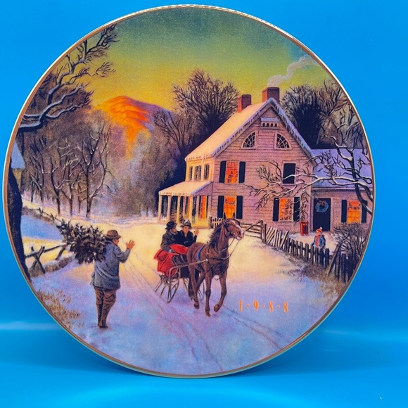 Set of 4 Avon Christmas Plates w/boxes - Picture 10 of 11